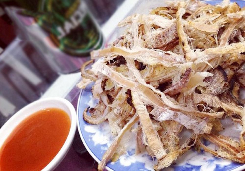 Không thể thiếu các món ăn kèm đặc trưng như mực nướng, đậu hũ chiên, v.v. khi thưởng thức những ngụm bia mát lạnh”width=